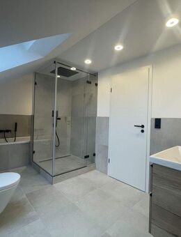 Hochwertige, energetisch sanierte, moderne 4-Zimmer-DG-Wohnung mit Balkon und 2 Stellplätzen - Herzogenaurach