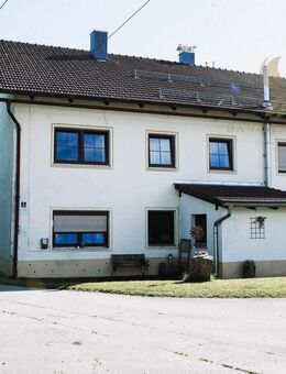 Teilsaniertes Zweifamilienhaus in ruhiger Randlage von Auerbach - Auerbach (LK Deggendorf)