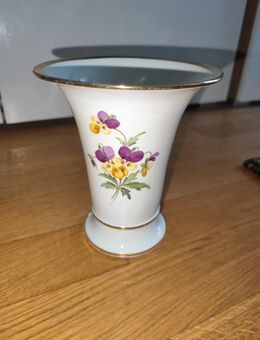 Meißener Trichtervase mit Blumenmalerei - Leipzig