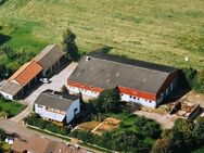 Flexibles Wohn- & Anlageobjekt: Ein- bis Zweifamilienhaus mit zwei Bauplätzen, Garagenkomplex, großer Scheune & 55 kWp PV-Anlage - zur Eigennutzung un - Borken (Hessen)