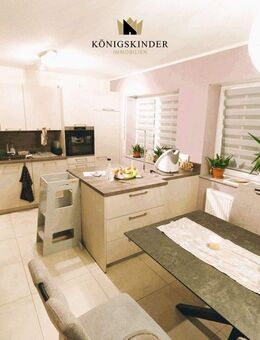 Doppelhaushälfte mit neuer Einbauküche, Carport für zwei Fahrzeuge und Stellplatz für PKW am Haus - Hammelburg