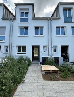 Energiesparwunder trifft Familienidylle - Reihenhaus (A+) in Steinenbronn - Steinenbronn