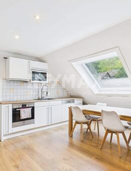 Großzügige 5-Zimmer-Dachgeschosswohnung mit Balkon und Außenstellplatz in Esslingen - Esslingen (Neckar)