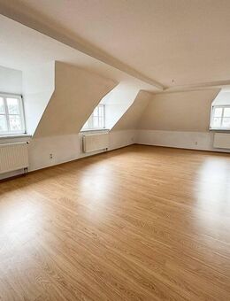Wohnen über den Dächern von Lößnitz! 3-Raum-Maisonette-Wohnung am Markt - Lößnitz