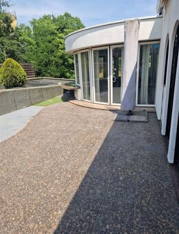 Großzügige 5 Zimmer-Wohnung mit Einbauküche und Terrasse - Wesseling