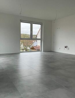 Stilvolle Eigentumswohnung 3-Zimmer-Wohnung mit Balkon, Stellplätzen und Gartenanteil - Nanzdietschweiler