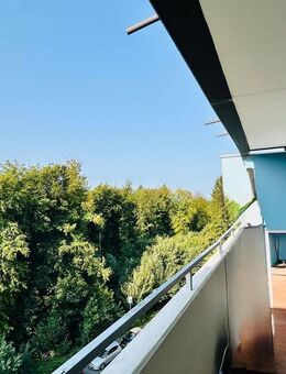 Exklusive Eigentumswohnung mit traumhaftem Ausblick, Aufzug und Balkon in bester Lage! - Bergisch Gladbach