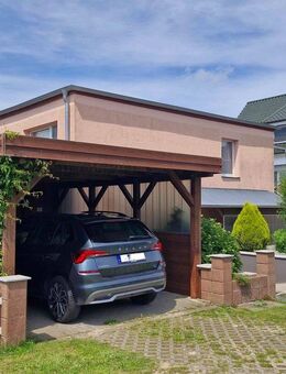 gepflegtes Einfamilienhaus mit Tiefgarage, 2 Bädern, Carport, Gewächshaus - Niepars
