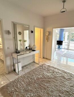 Elegante Etagenwohnung in exzellenter und ruhiger Halbhöhenwohnlage - Baden-Baden