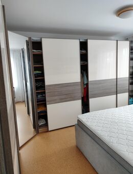 Kleiderschrank mit dem Spiegel und Schiebetüren - Detmold