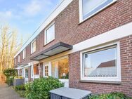 Stilvolles, sehr gepflegtes Reihenhaus mit liebevoll angelegtem Garten, Sonnenterrasse und Garage! - Lübeck