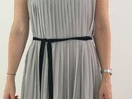 Sehr schönes Plisseekleid / Plissee Kleid Gr. 38 / 40 grau super Zustand - Oberursel (Taunus)