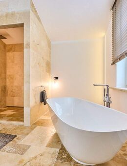 Elegante Familienvilla mit Einliegerbereich & großem, parkähnlichem Garten in Eichenau - Eichenau