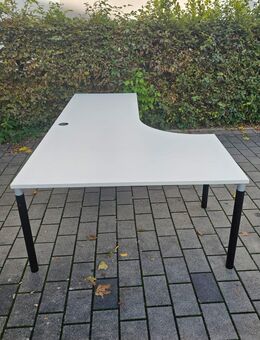 Große Ecktische (vermutlich Hali) – 240×140 cm - Heilbronn