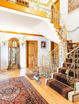 Aussichtslage: Exklusives Wohnhaus mit Pool, 6 Garagen u. 1.000 m2 Grundstück in ruhiger Wohnlage! - Deggendorf