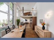 Möbliert: Lichtdurchflutete Galeriewohnung mit Terrasse - München