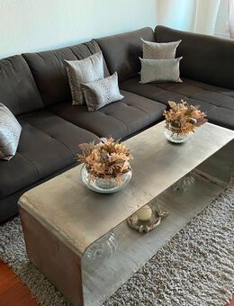 Hochwertige Eckcouch inklusive Beistellhocker - Berlin Lichtenberg