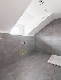 Neu sanierte Dachgeschosswohnung in ruhiger zentralnaher Wohnlage von Stolberg - Stolberg (Rheinland, Kupferstadt)