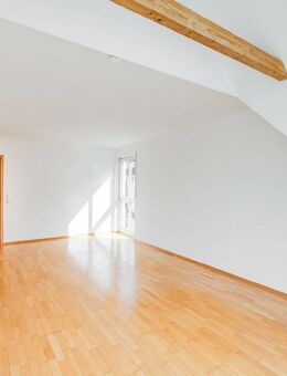 AIGNER - Lichtdurchflutete Dach-Maisonette mit herrlicher Aussicht ins Grüne - Karlsfeld