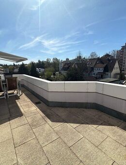 Zirndorf ~ Penthouse mit großer Dachterrasse ~ Einbauküche ~ Bad en Suite ~ Tiefgarage ~ Außenstellplatz ~ frei zum 01.09.2025 - Zirndorf