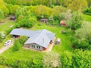 Holzhaus in Bungalowform mit einem ca. 3200 m² großen Grundstück - Frestedt