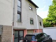 Mehrfamilienhaus mit 5 Wohneinheiten und 5 Garagen in Völklingen zu verkaufen. - Völklingen