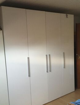 Schlafzimmerschrank in Hochglanz weiß, 2x2,18x0,60m (BxHxT). Sehr, sehr gut erhalten. - Baden-Baden