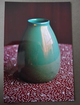 Blumenvase, grün changierend, wie “Perlmutt“. Sehr schöne, harmonisch geformte Vase. Bauchig, ovale Vase, Keramik, Selten, Alt ca. 1920. Höhe ca. 23 cm, Grösster Durchmesser ca. 13-14 cm, Durchm. oben ca. 8-9 cm. Neutrales Grün mit „Perlmutt-Effekt“. - Bad Oeynhausen