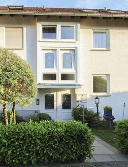 Gepflegte 3-Zimmer-Dachgeschosswohnung mit Einbauküche in kleinem Mehrfamilienhaus - Langenselbold