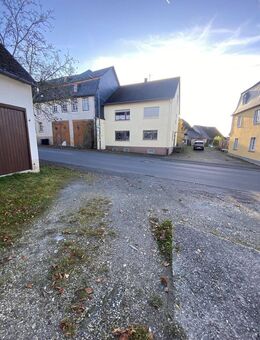 Zweifamilienhaus mit Garagen und großer Scheune - Irmenach