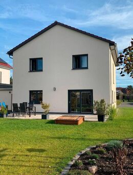 Schlüsselfertige Stadtvilla, 4 Zimmer, rd. 110 m², inkl. Carport, Zisterne und Außenanlagen - Parthenstein