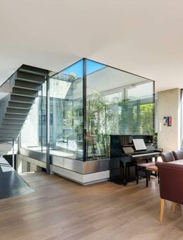 Exklusives, energieeffizientes Architektenhaus mit Glas-Atrium und flexiblem Raumangebot - München