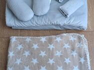graues Babyschalenset und braune Decke - Königswinter