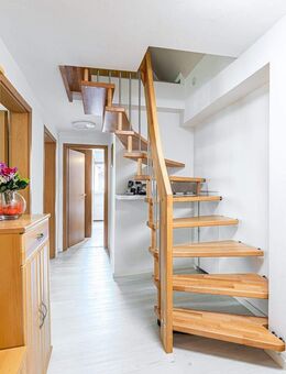 Wohnen und arbeiten auf 195 m² | 5-Zimmer-Maisonette + Gewerbe im Erdgeschoss - Emskirchen