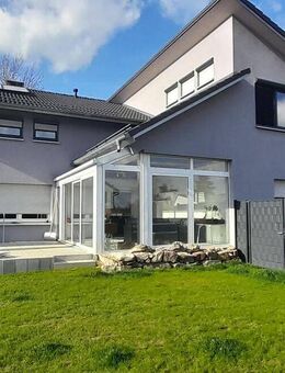 * Modernisiertes Zweifamilienhaus mit großem Grundstück * - Unlingen