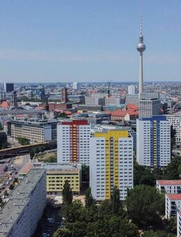 Sofort wohlfühlen oder vermieten: 3-Zi.-Etagenwohnung in urbaner Lage mit Balkon und Aufzug - Berlin