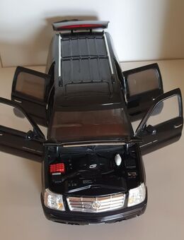Cadillac Escalade ESV 2003, Schwarz, 1:18 - Lemgo