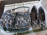 Zu verkaufen: Damen-Handtasche und passenden Pumps Gr.8,5 blau gemustert - Karlsbad