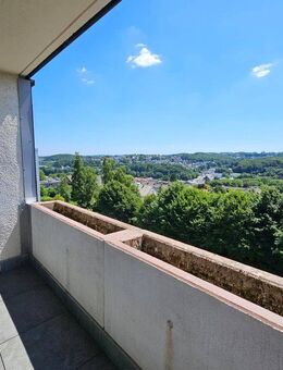 *** 3-Zimmer-Wohnung mit wunderschönem Fernblick, Balkon und Aufzug *** - Lüdenscheid