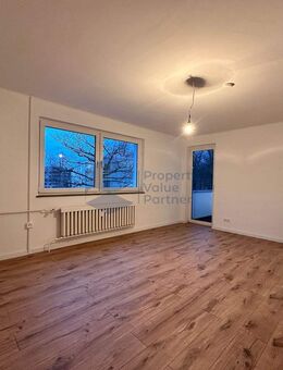 Teilsanierte 2-Zimmer-Wohnung im 2. Obergeschoss mit Loggia - Wolfsburg