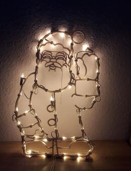 Weihnachtsmann mit Kabel und weissen Lämpchen - Euskirchen Zentrum