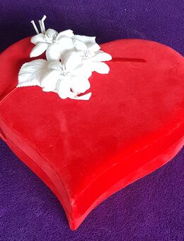 Rotes Herz, Schachtel, Samt bezogen, weißes Kunstblumen Dekor, L 24 cm, B 23 cm, H 6 cm - Lindenberg (Allgäu)