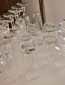 y16) Flohmarktkiste Nr 7 Trödel Kiste Porzellan Gläser Vasen Schalen in 31303