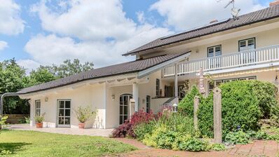 PROVISIONSFREI* - Einfamilienhaus mit Schwimmhalle und Doppelgarage in Baierbach, Lkr. Landshut