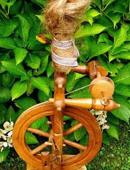 Sehr schönes altes Spinnrad aus Holz – Vintage und sehr dekorativ - ein echtes Sammlerstück - Niederfischbach