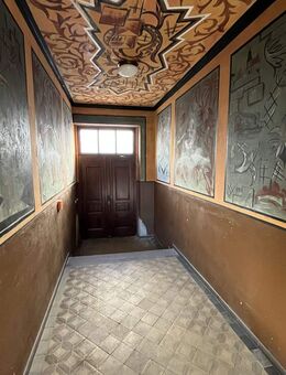 Vollständig renoviertes Mehrfamilienhaus mit beeindruckenden Wandmalereien - Leipzig