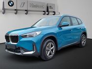 BMW X1, sDrive18i INDIVIDUAL BLUE BAY ParkAss, Jahr 2023 - Eggenfelden