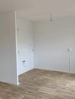Frisch vorgerichtet 3-Raumwohnung mit Balkon und großer Wohnküche - Leipzig