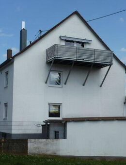 Interessante 3-Zi-DG-Wohnung, großer Balkon, EBK, 2 Autostellplätze, in kleiner Wohneinheit - Nersingen