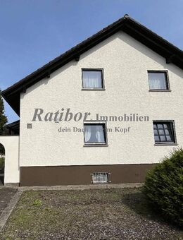 Sehr gepflegtes, geräumiges 3-Familienhaus mit 2 Doppelgaragen in begehrter Wohnlage in Roth OT - Roth (Bayern)